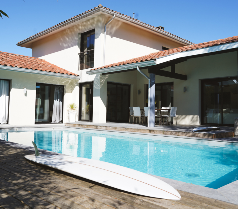 Terrasse et piscine de notre villa en location à Messanges